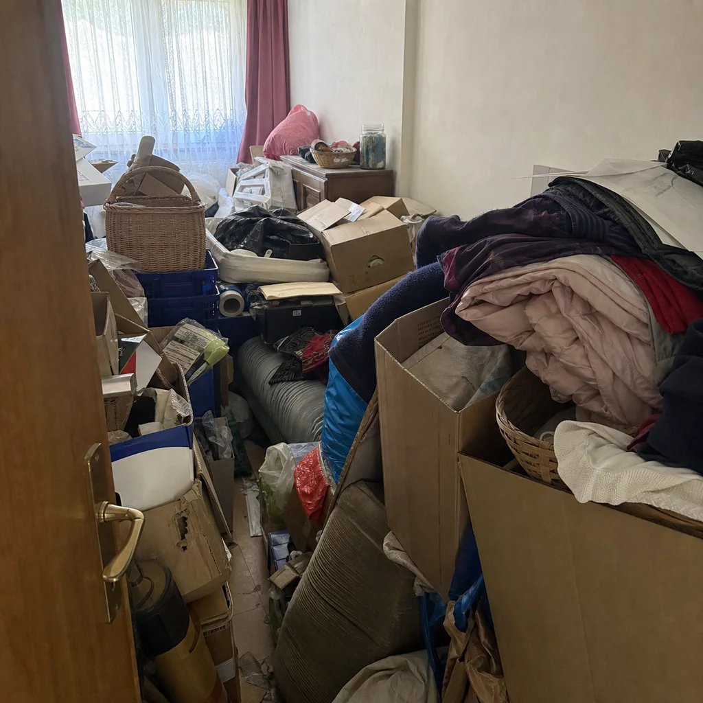 Stark gefülltes Wohnzimmer vor einer Messie-Entrümpelung