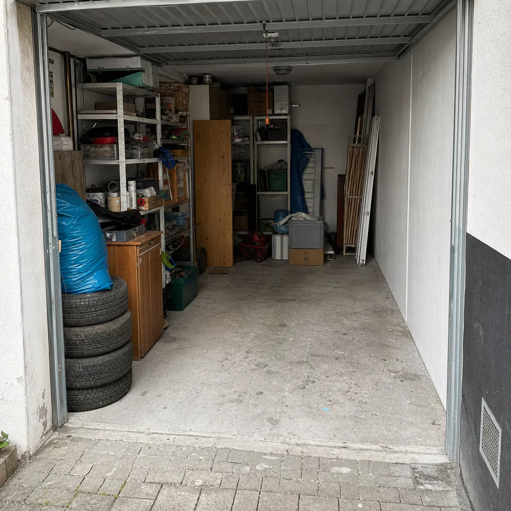 Private Garage vor einer Teilbereich-Entrümpelung